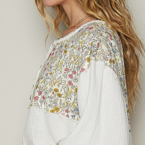 Summer Clearout Last 1️⃣ POL. Floral Gauze Top with buttons. New - Picture 3 of 3